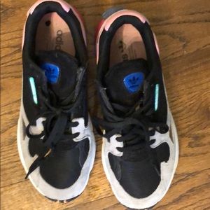 Adidas falcon sneaker black light granite Euc 8